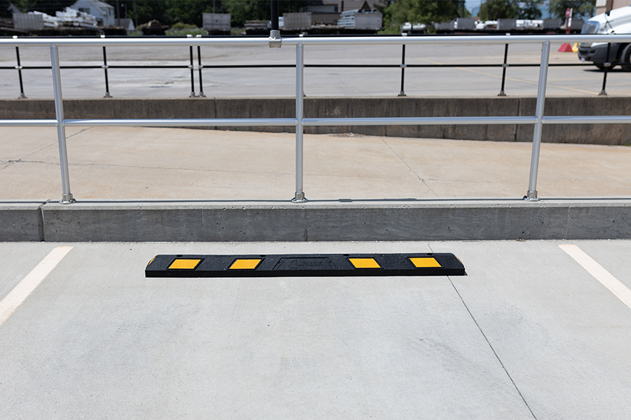 Rubber parking block without vehicle